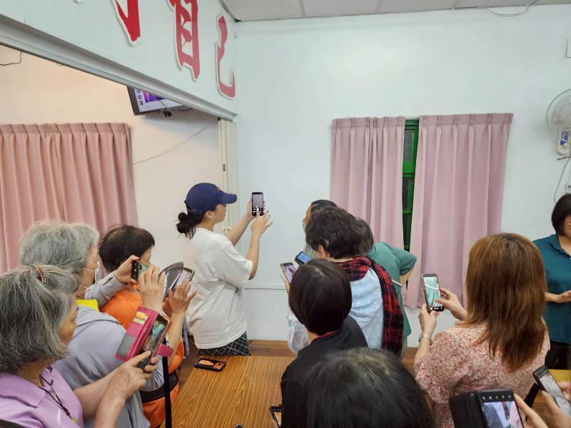 從眾人的表現來看,這可能是一個感人,歡樂或淚發感的時刻,而長者們利用手機拍攝同一方向,也表明了他們對這刻的關注和對現代科技的使用