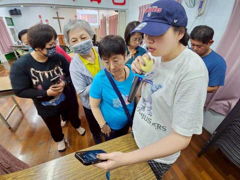 學員做好產品故事相片在手機中,請老師看及指導