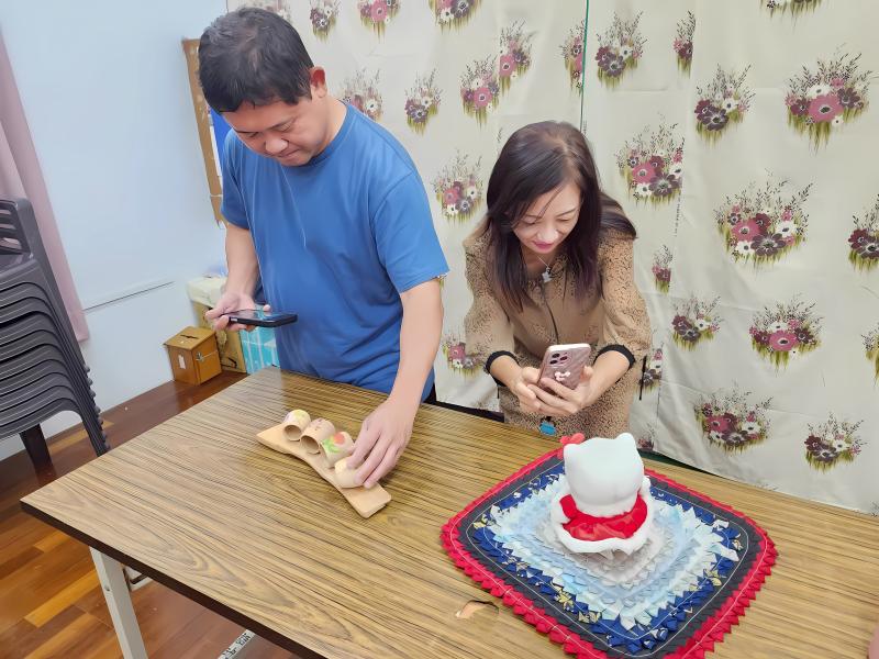 學員將產品拍照,再說好產品故事