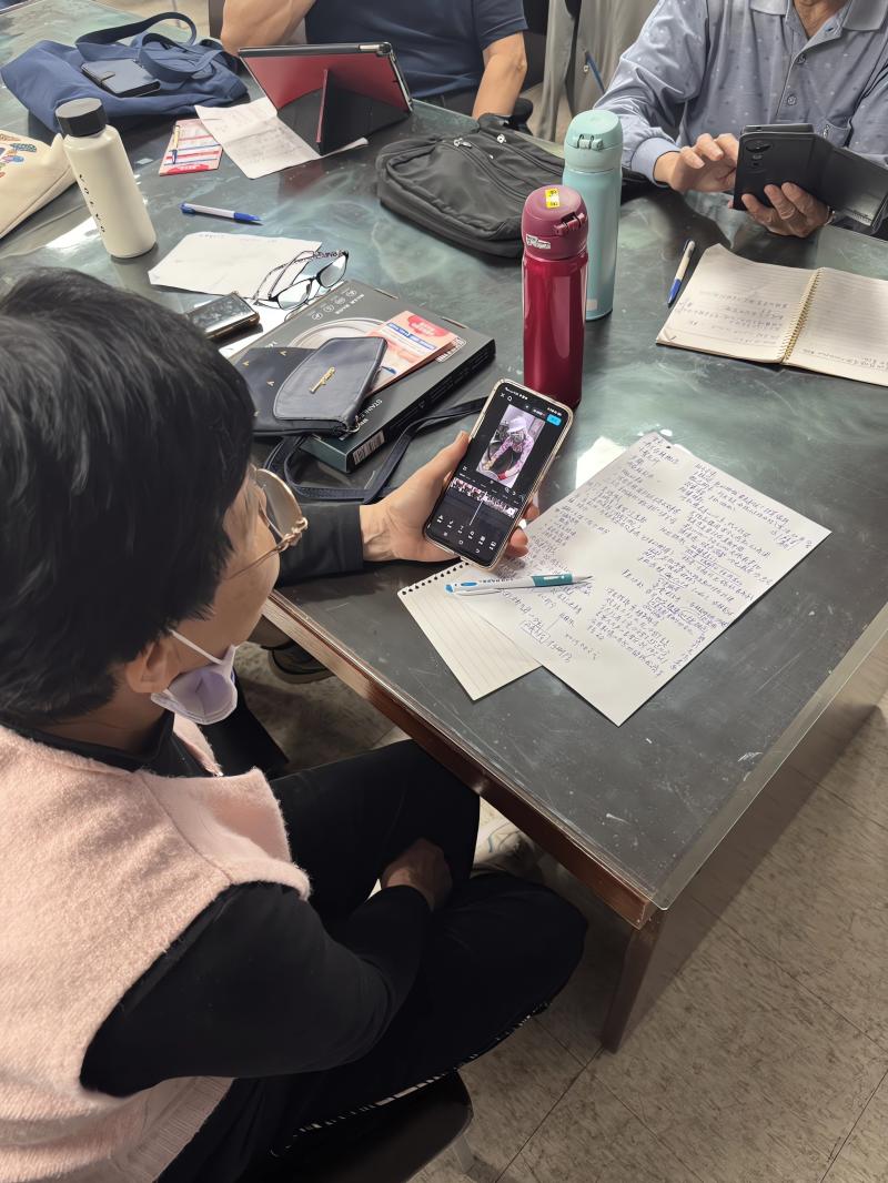 學員認真學習操作，還抄滿滿一張筆記