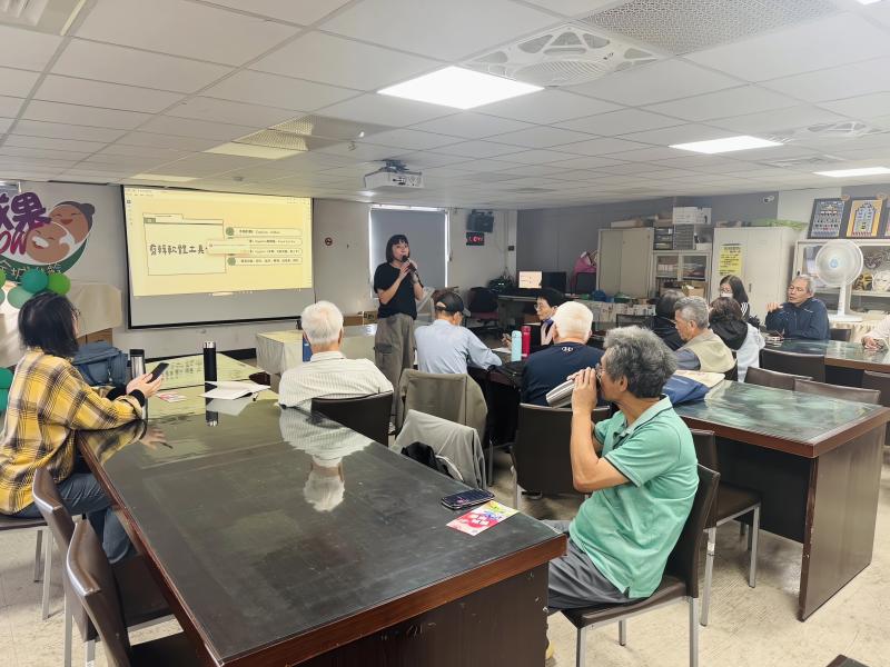 老師用心地在講解錄影及拍照時該注意事項