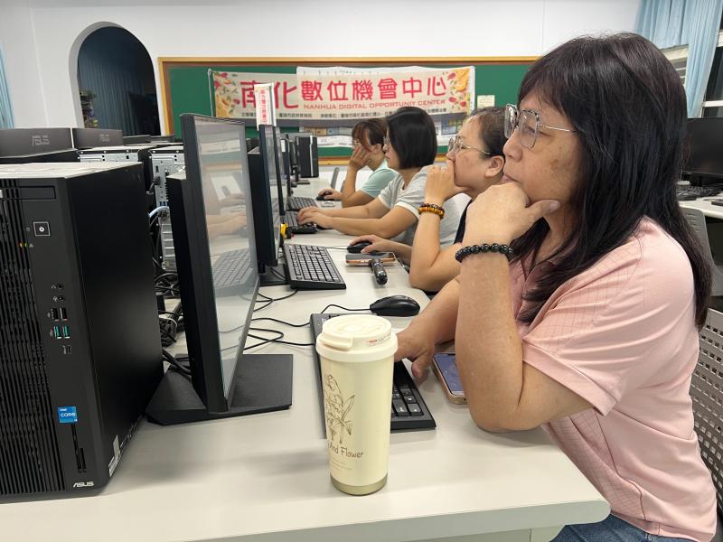 學員按照老師的示範去練習