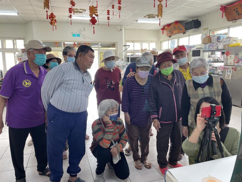 學員們共同觀摩參與，讓作品具故事性的"動"起來，完成預設作品。