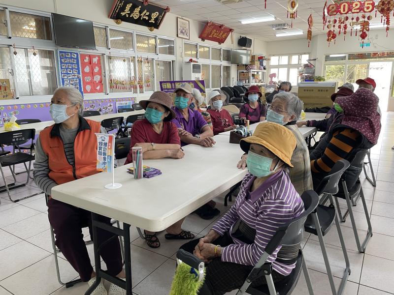 學員專注於螢幕，看著趣味動畫初步知道偶動畫製作的流程。