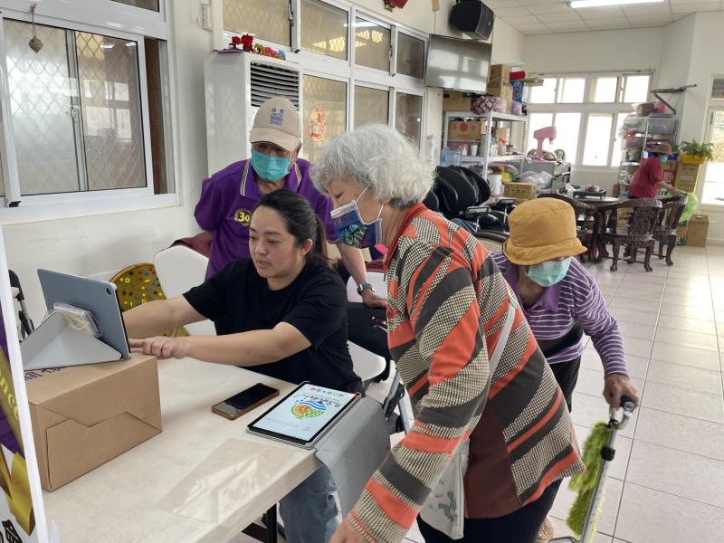 學員和執行秘書相互搭配，共同將趣味故事從角色、場景到實作步步完成。