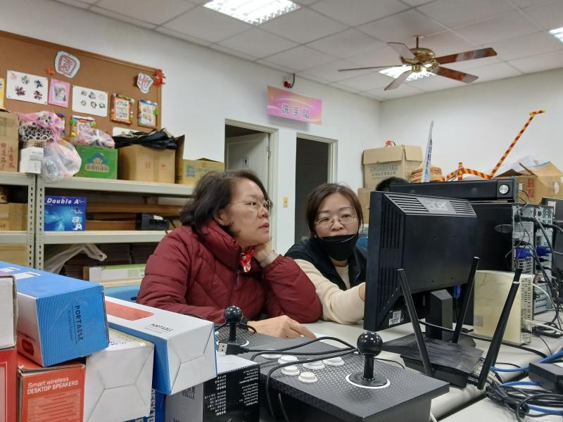 學員之間相互討論著，拍攝角度和操作，並且練習影像後製的步驟，強調課程的互動性