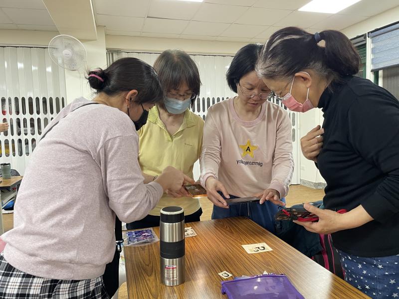 學員們專注在翻拍，討論和操作，並且找出快速翻拍的內容。