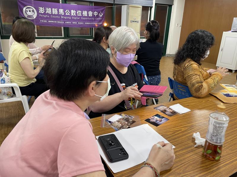 學員追求完美，修復舊照片的色彩與細節，不斷嘗試中。