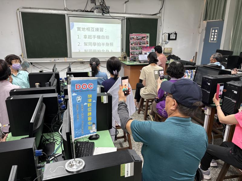 學員們實際操作老師所教授的拍照技巧