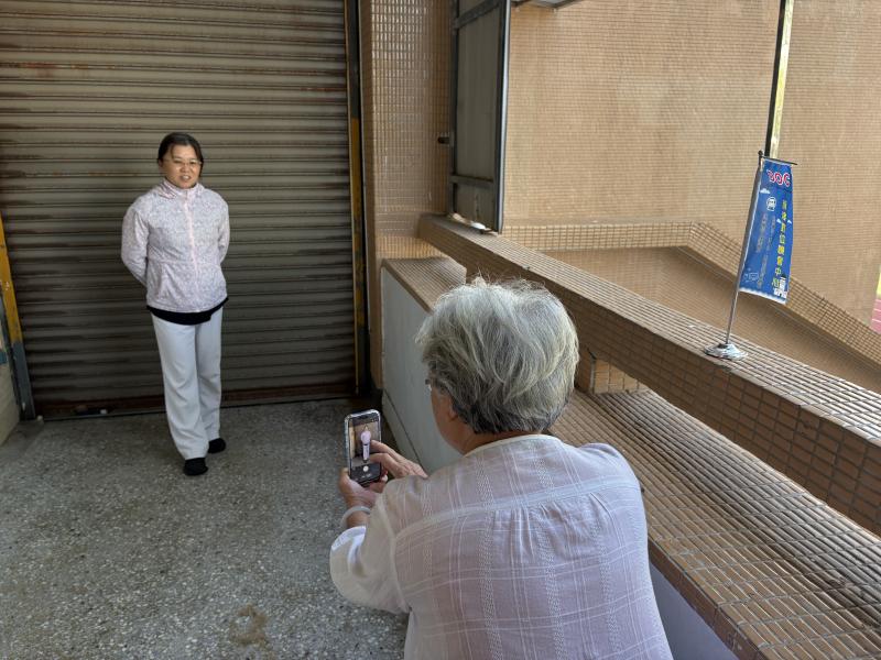 學員兩兩一組互相拍照，練習老師傳授的拍照秘訣