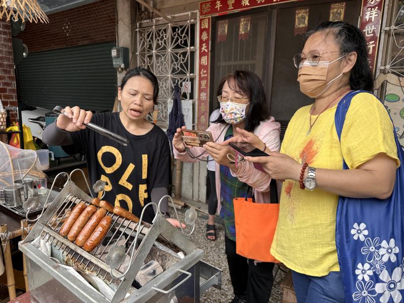 透過店家的解說專注在美食的取景