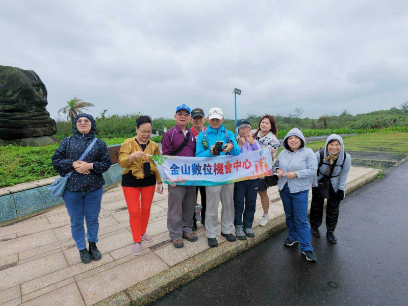 風雨無阻的天氣同學們一同在北海岸中角灣一同學習空拍機飛翔