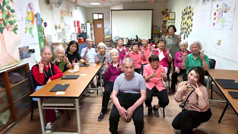 動動腦，Fun手玩：樂齡數位體驗小時光-封面照