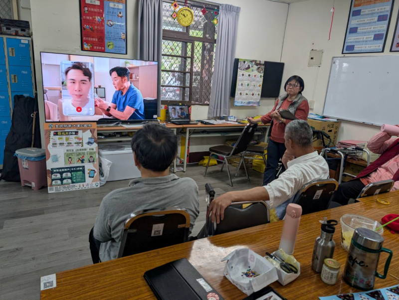 課程一開始，講師深入淺出地分析了現今層出不窮的詐騙手法，包括利用 AI 技術偽造的 LINE 視訊影像詐騙、常見的包裹簡訊詐騙以及老掉牙卻依然有效的電話詐騙。