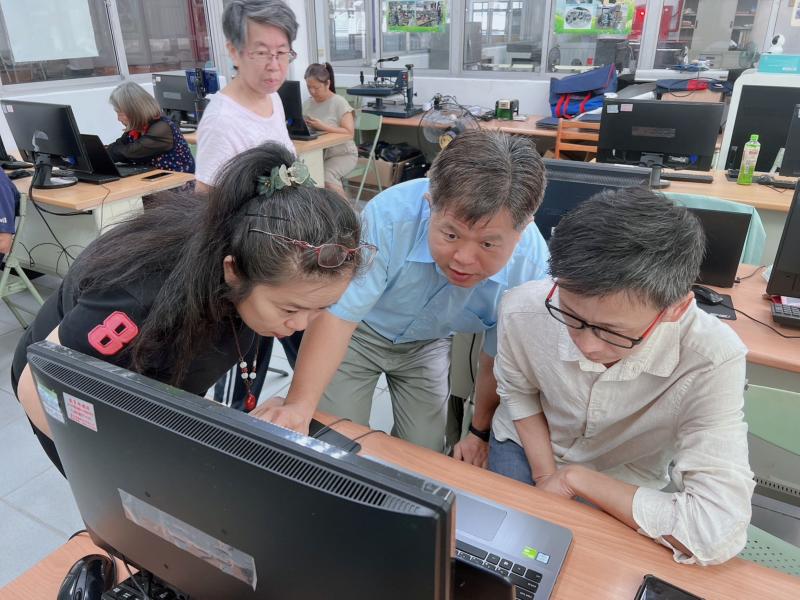 學習電子書平台操作，將影音、文字與互動連結整合上架。
