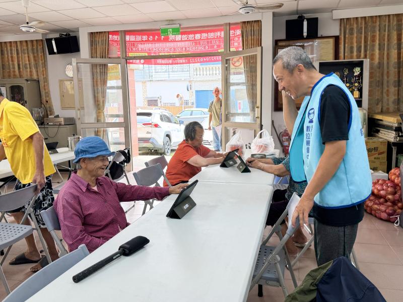 長輩們一邊觀看數位走讀影片、一邊交流過往記憶，讓影像不只是科技體驗，更成為情感連結的橋梁。