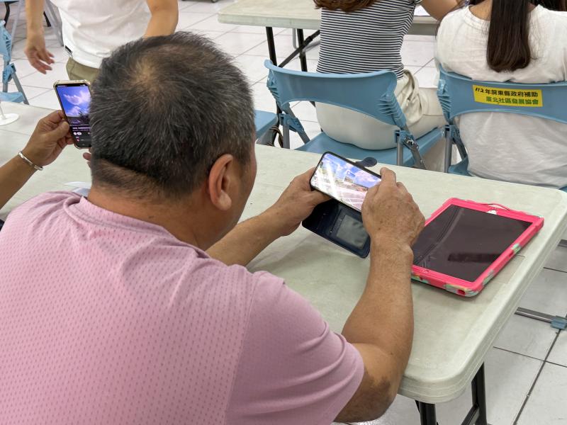 民眾透過觸控螢幕自由旋轉視角，體驗互動式的觀看方式，結合科技的新鮮體驗感到格外有趣與驚喜。