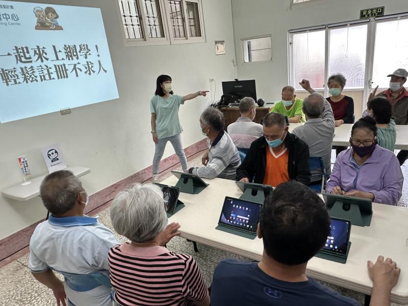 講師帶領長輩認識線上學習平台，從註冊、登入開始，讓大家放下緊張，勇敢踏出數位學習第一步。