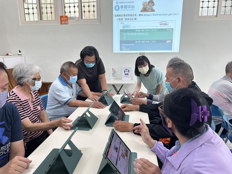長輩跟著講師與助教一步步操作平板，練習開網站、登入平台，慢慢建立自己上網學習的信心。