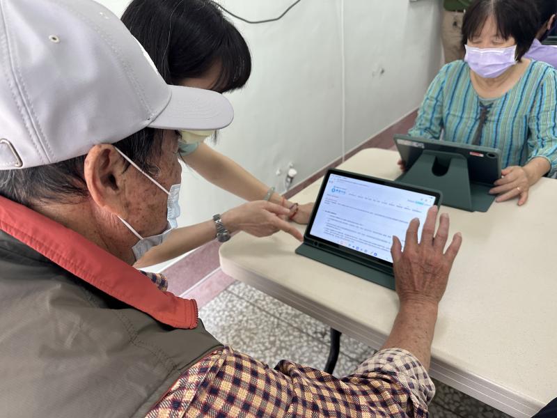 長輩實際進入學習平台，練習點選課程與瀏覽內容，讓平板成為生活中學習新知的好幫手。