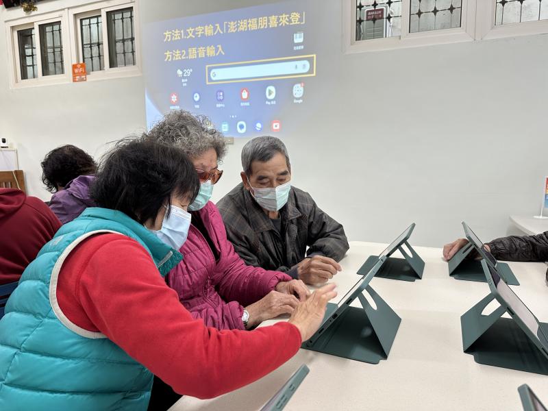 不會打字也沒關係，跟著老師用語音找飯店，長輩們越按越順手。