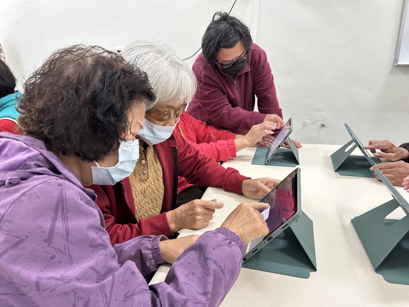 大家一起看照片、比位置、聊哪間方便，感覺真的快要出發旅行了！