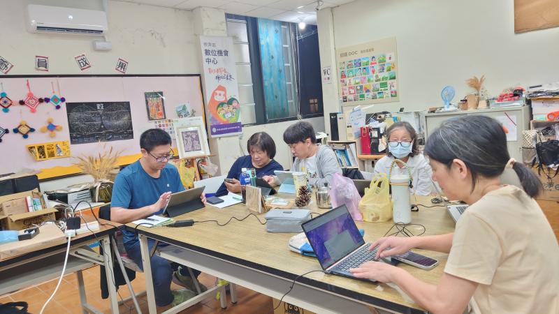 因本門課太熱門,增額的學員只能利用平板學習了,還好有位年輕的小幫手