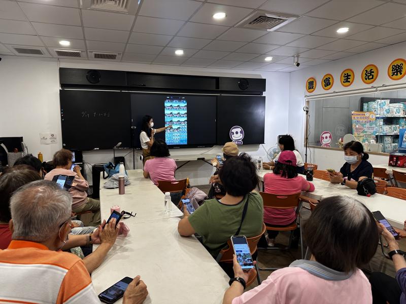 老師在課堂中教授各種拍攝技巧，例如：全景拍攝，以及順光、側光、背光等拍攝角度。  學員們都很認真在聽。