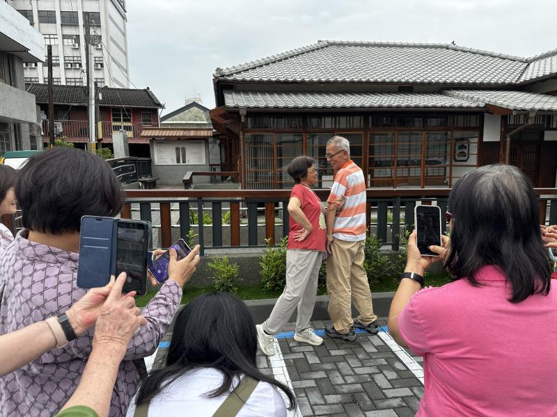 還教導圖像上的架構：人、事、時、地、物、數，學員可依照自己對照片的需求，建立架構，拍攝出有故事感的照片。