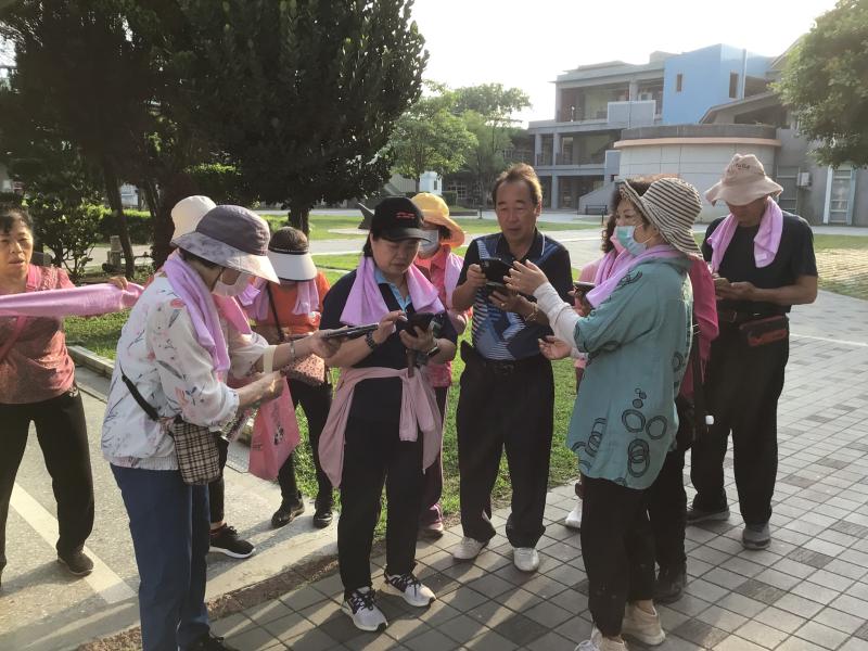 指導參與活動學員安裝馬拉松世界APP