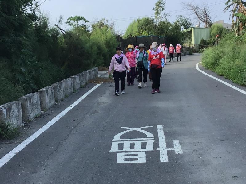 學員愉悅行走產業道路中