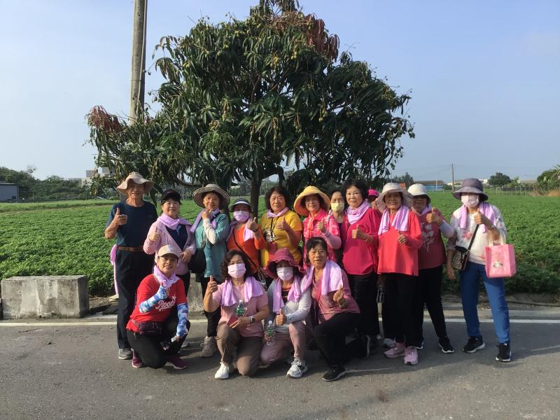 1公里中繼站芒果樹下大合照