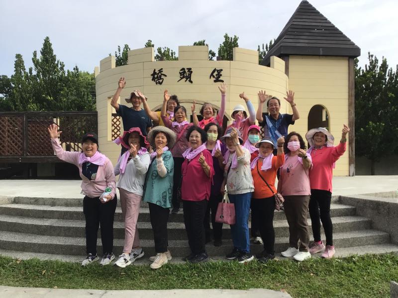 進入橋頭國小達成2公里接近出發終點站參與學員來個完美紀錄大合照