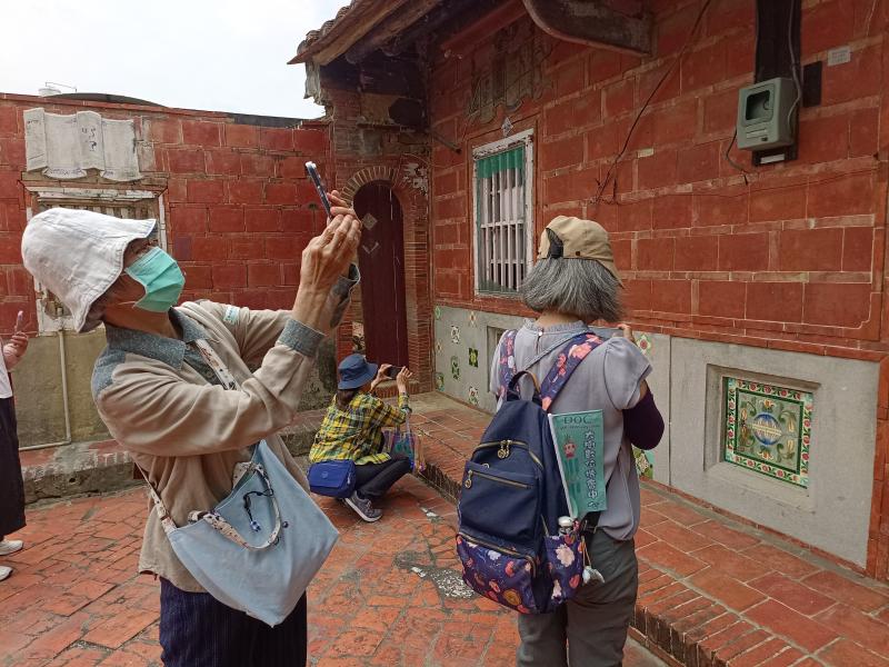 學員實地走讀水寮社區古厝，透過手機拍攝特色花磚與建築細節，記錄在地文化之美，作為後續數位創作的素材。