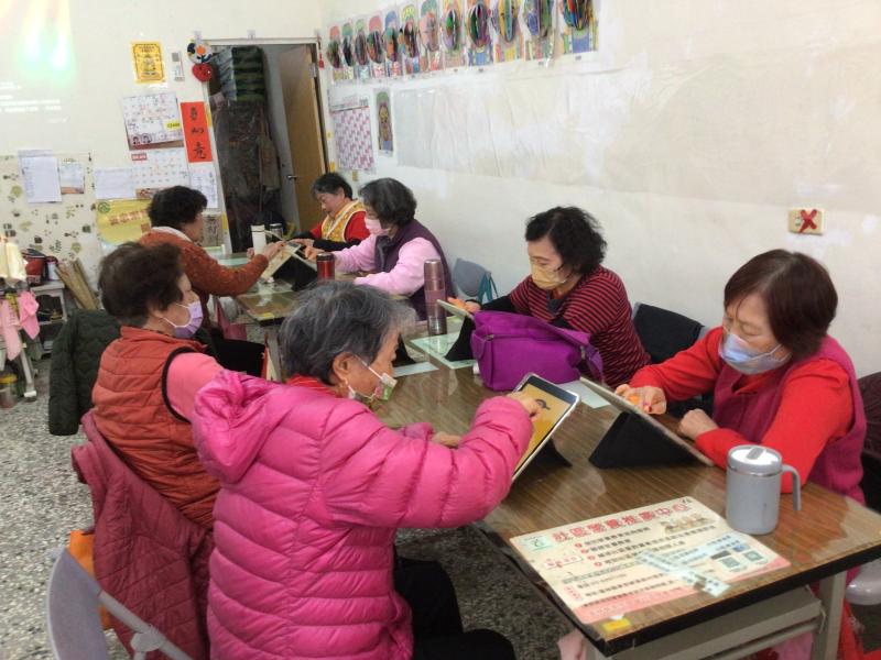 或許同樣動作需要N次重複教學,但是每位長者皆能十分用心在學習.