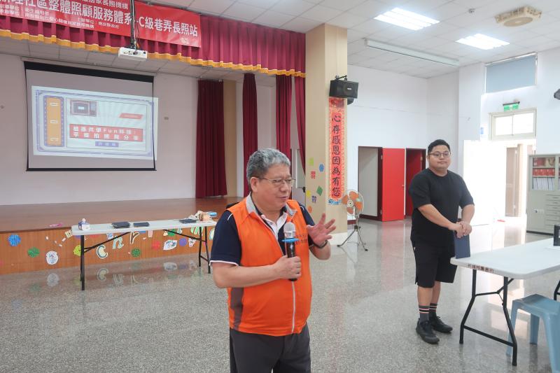 連東祥理事長介紹許峻維老師與數位幫手。