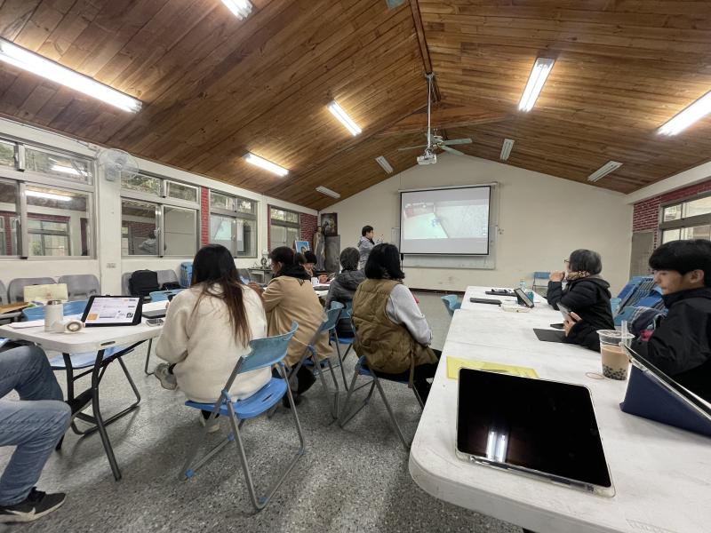 2月7日於地利天主堂展開VR360導覽課程。學員透過IMG_9267.jpg中的案例分享，學習如何數位典藏教堂開教70週年文化，並運用虛擬實境科技將部落景緻轉化為跨地域的互動紀錄。
