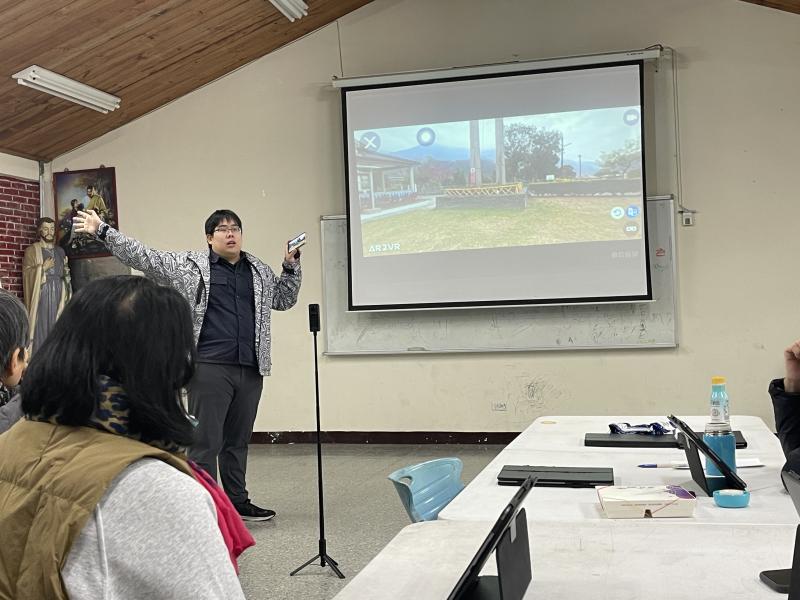 課程實務操作涵蓋App下載、拍攝與匯入。講師現場指導取景技巧，帶領學員捕捉教堂全景並掌握空間置入要領，逐步將手機轉化為保存部落記憶的數位創作工具。