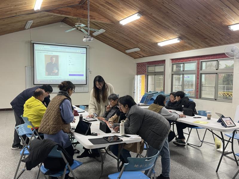 2月8日辦理「AI虛擬主播應用實戰班」，學員認識AI主播工具，學習將老照片、文字腳本與語音結合，為地利天主教堂70週年展覽準備影音素材。
