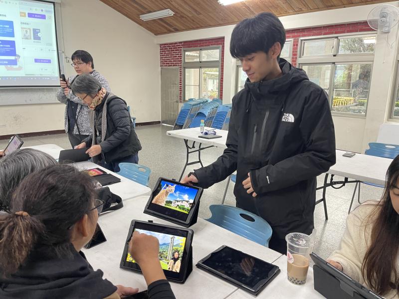 學員依流程完成AI主播製作練習，從素材準備到影片輸出，逐步建立展覽應用能力，讓老照片透過數位方式重新說話，延續教會珍貴記憶。