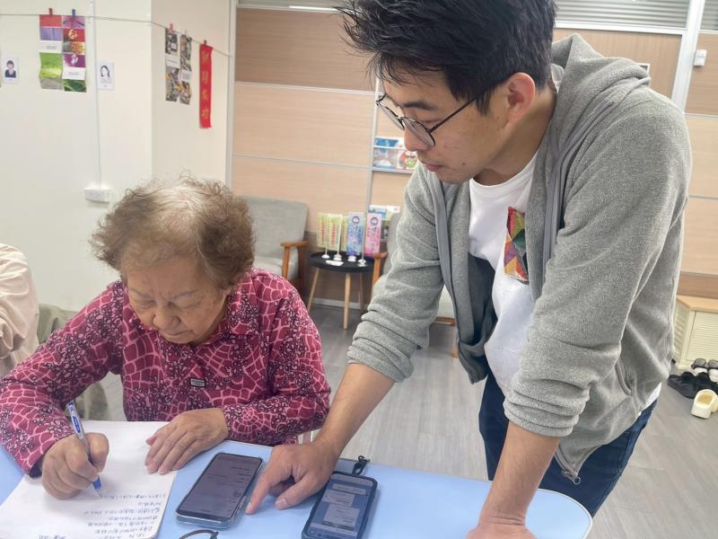 認真筆記中