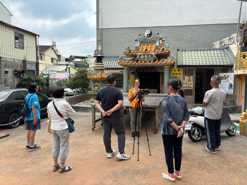 在虎爺廟前導覽源起及錄製上課情景.
