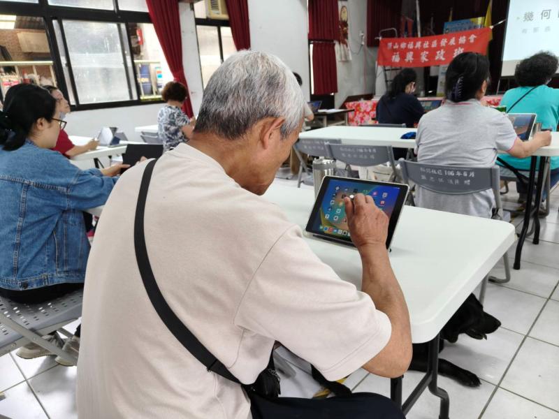 學員接觸數位工具，練習繪圖製作