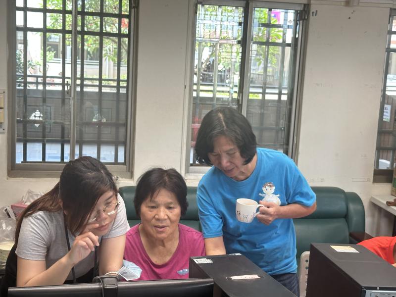 老師指導學員電腦桌面操作「元素」的應用及技巧.