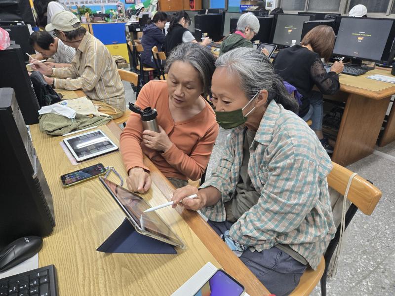 學員彼此分享作品與創意想法