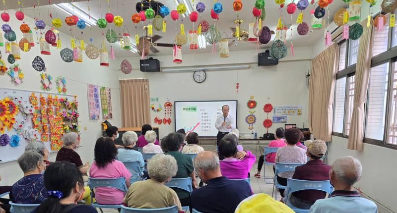 最令人感動的是，許多長輩學員雖然一開始擔心自己學不會，但上課過程中都非常認真
