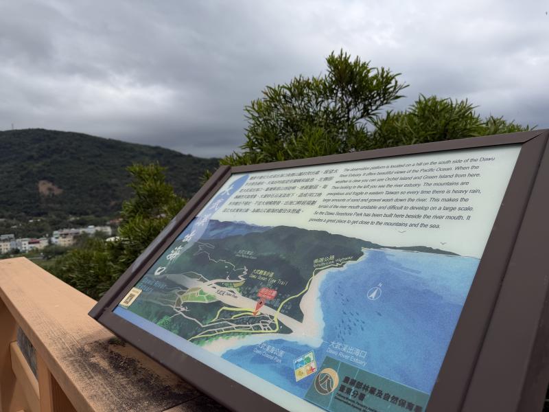 步行不同面向看見出海口和海岸線，超級漂亮。