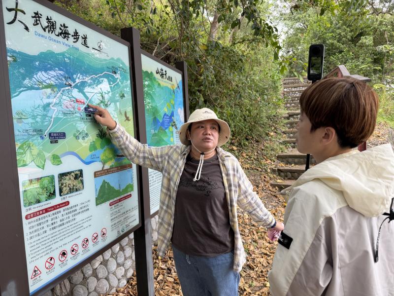 導覽人員解說步道內，擁有的動物和植物。