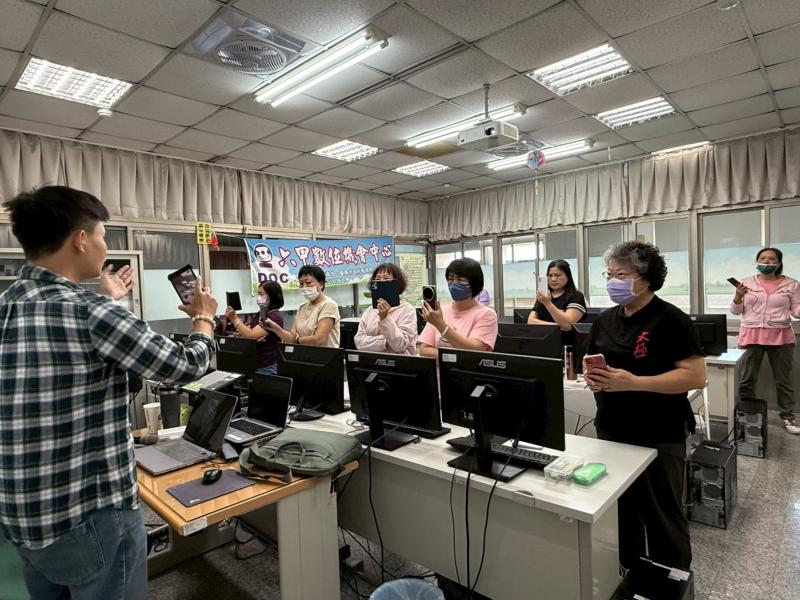 拍攝短影音前,老師讓學員架構一下要拍的畫面及內容。
