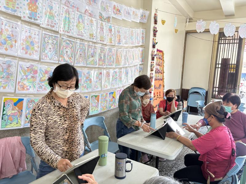 上課認真的學員阿公
